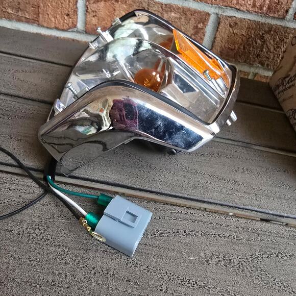 VOLVO 240 244 245 86-90 Turn Signal Light Assembly with wiring RH 1312630 - Picture 6 of 10